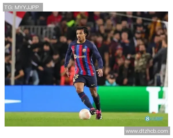 足球明星脱鞋送人感人瞬间引发热议网友纷纷点赞支持善举